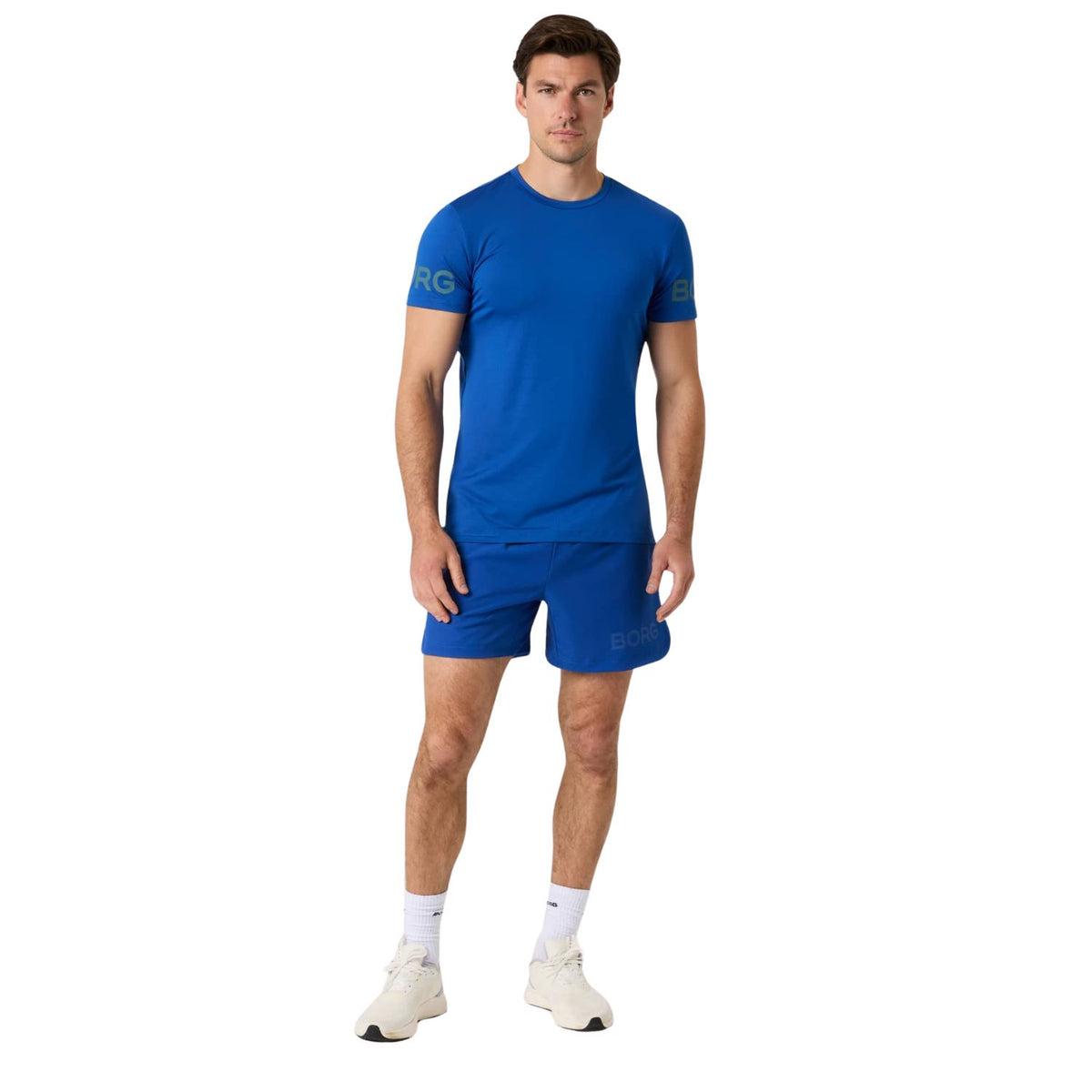 Model ten voeten uit in het blauwe Bjorn Borg T-shirt en blauwe short
