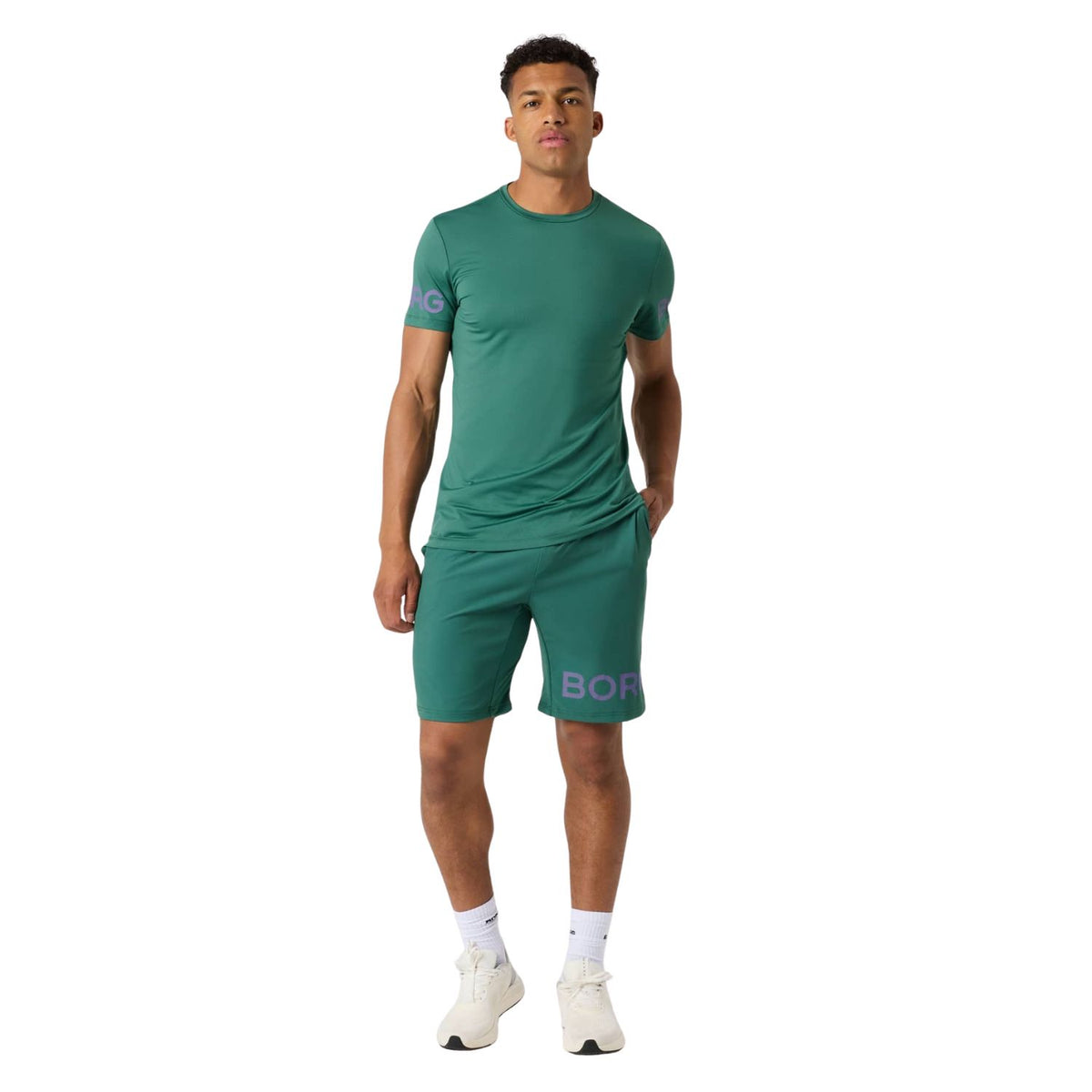 Model ten voeten uit in het donkergroene Bjorn Borg T-shirt en short