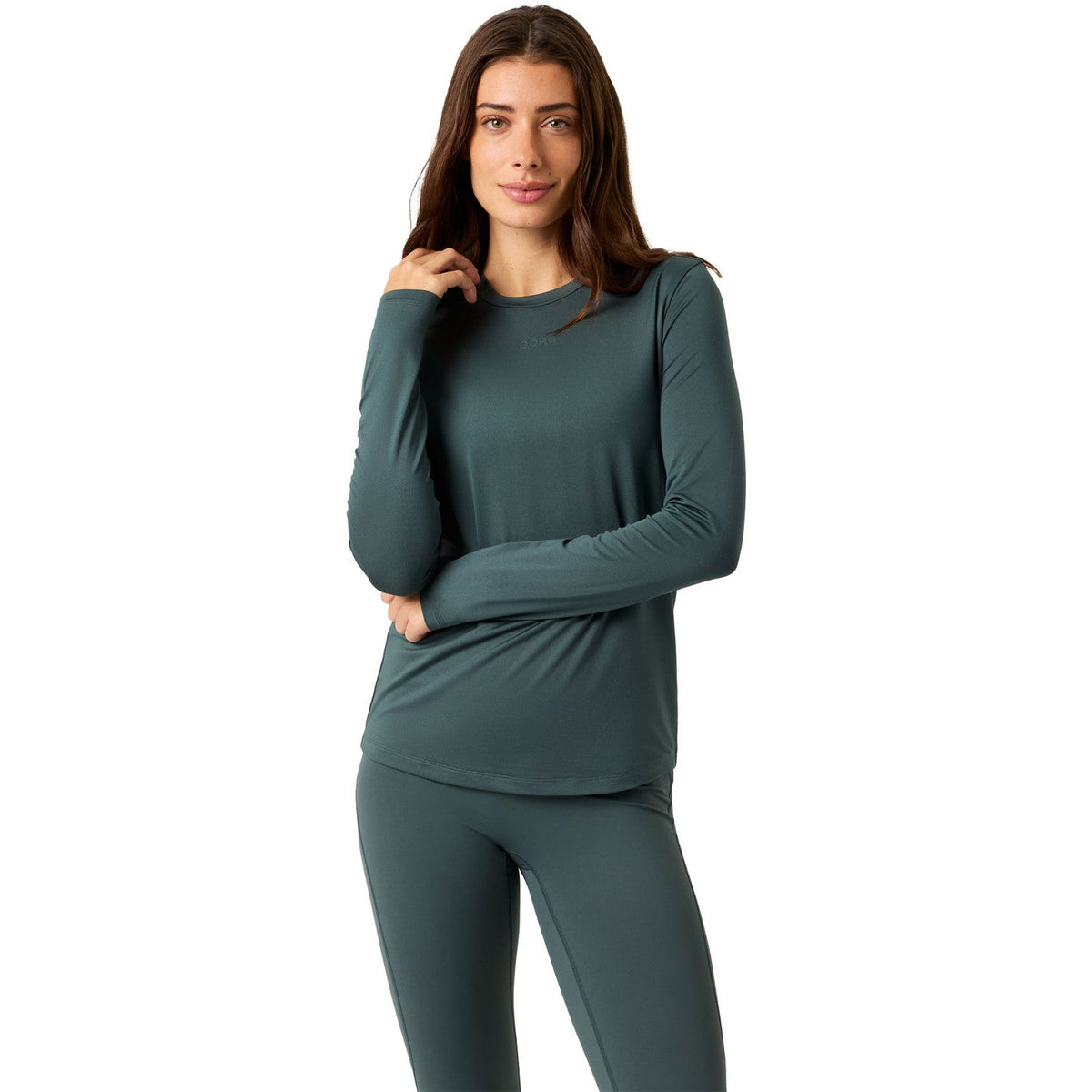 Model draagt het donkergroene Bjorn Borg longsleeve shirt met bijpassende legging
