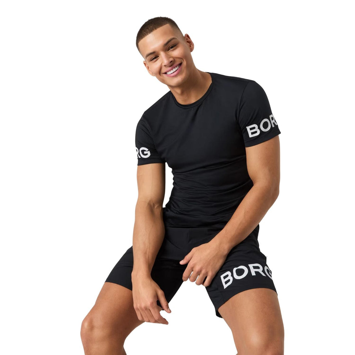 Model draagt het zwarte Bjorn Borg T-shirt lachend, halfaanzicht