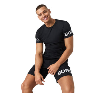 Model draagt het zwarte Bjorn Borg T-shirt lachend, halfaanzicht