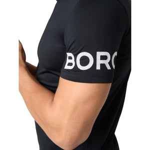 Detail van de witte BORG-print op de mouw van het zwarte Bjorn Borg T-shirt
