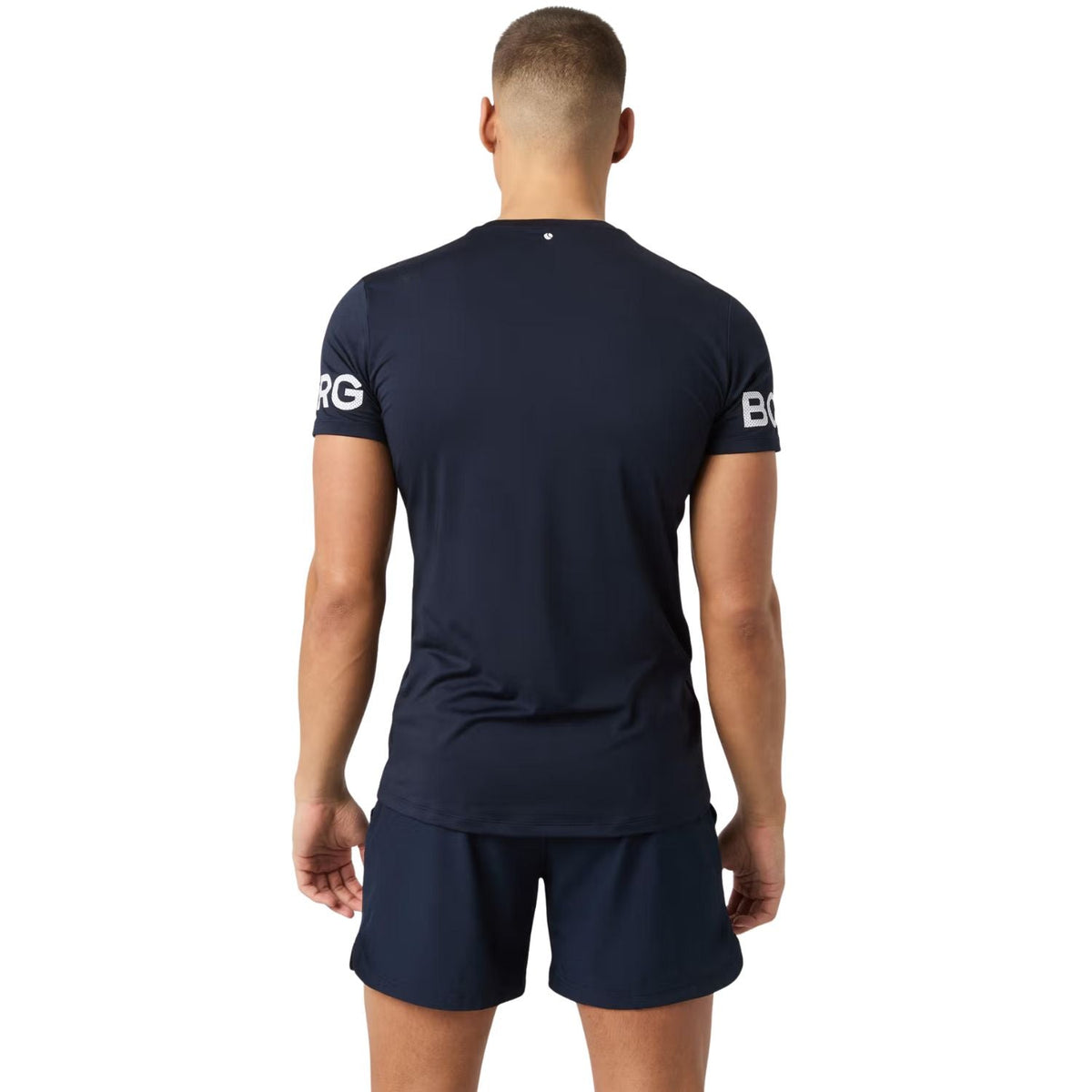 Model draagt het marineblauwe Bjorn Borg T-shirt met bijpassende short