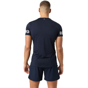 Model draagt het marineblauwe Bjorn Borg T-shirt met bijpassende short