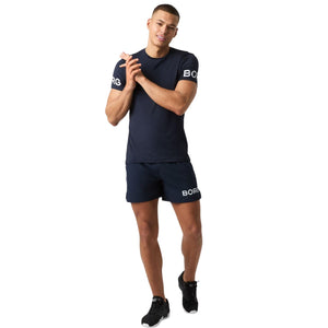 Model draagt het marineblauwe Bjorn Borg T-shirt in beweging, vooraanzicht