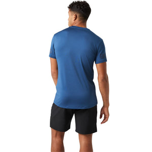 Achterzijde van het staalblauwe Bjorn Borg T-shirt, gedragen door een model