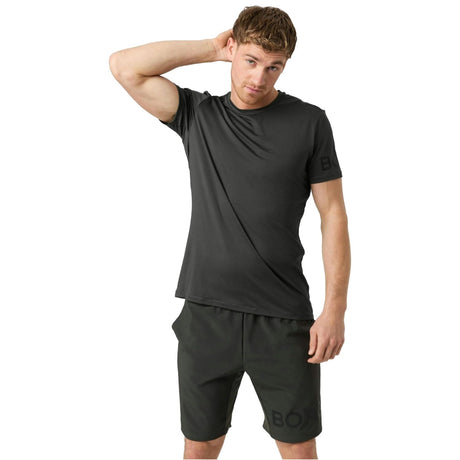 Model draagt het grafietgrijze Bjorn Borg T-shirt, hand achter het hoofd