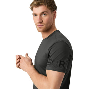 Model draagt het grafietgrijze Bjorn Borg T-shirt met BORG-print op de mouw