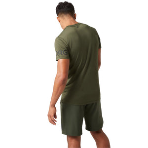 Achterzijde van het legergroene Bjorn Borg T-shirt, gedragen door een model