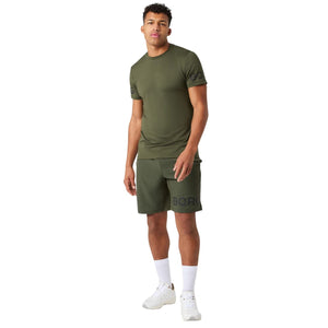 Model draagt het legergroene Bjorn Borg T-shirt met bijpassende short
