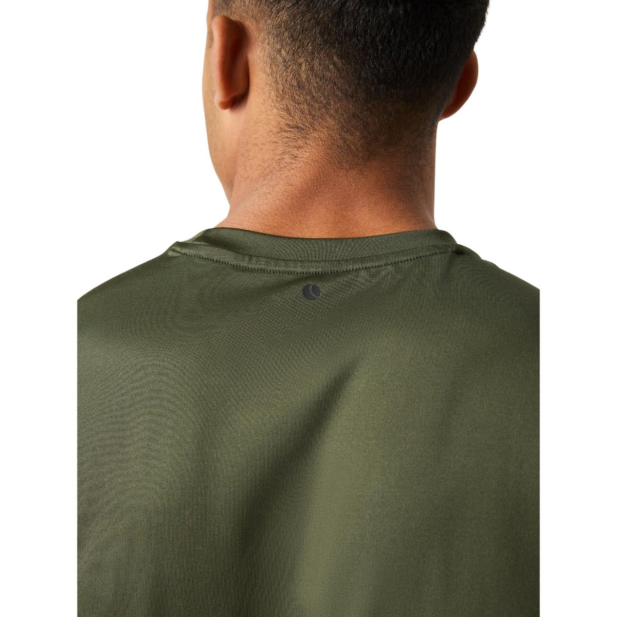 Detail van de nek en schouder van het legergroene Bjorn Borg T-shirt