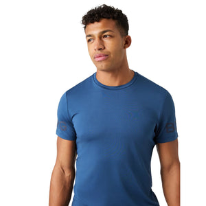 Close-up van het staalblauwe Bjorn Borg T-shirt met logoprint op de borst