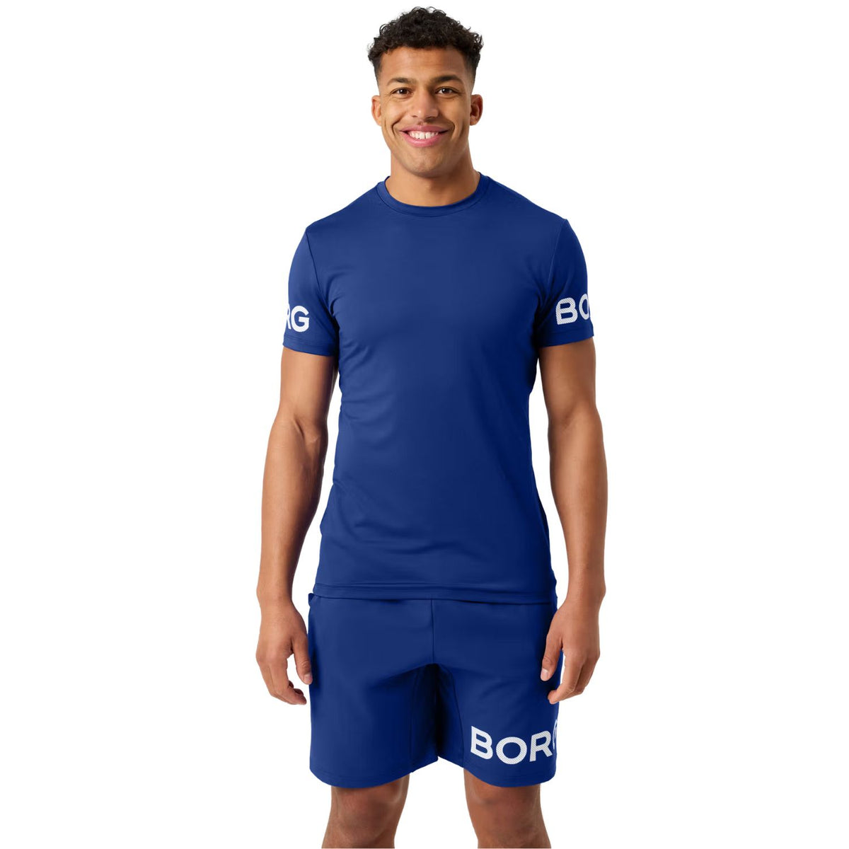 Model draagt het koningsblauwe Bjorn Borg T-shirt met bijpassende short