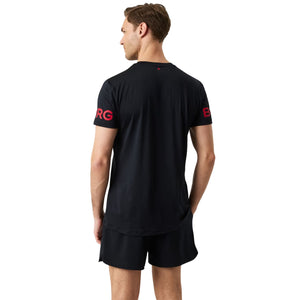 Achterzijde van het zwarte Bjorn Borg T-shirt met rode print op de mouwen