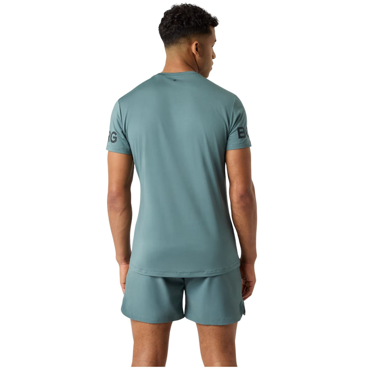 Achterzijde van het grijsgroene Bjorn Borg T-shirt, gedragen door een model