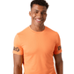 Model draagt het oranje Bjorn Borg T-shirt met BORG-print, halfaanzicht