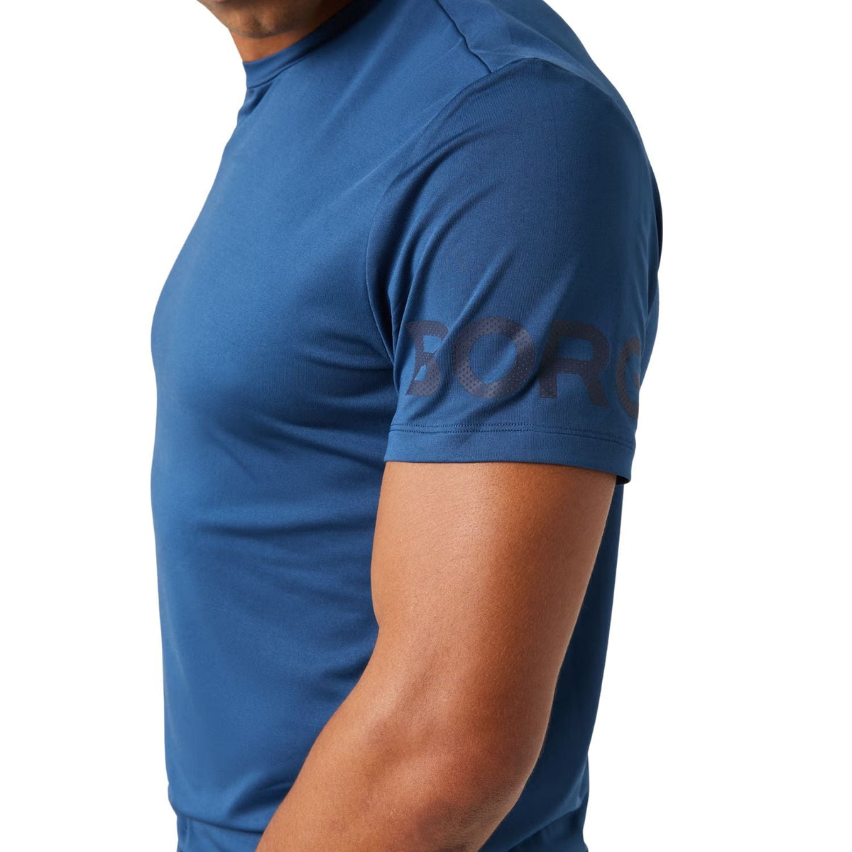 Detail van de mouw en zijnaad van het staalblauwe Bjorn Borg T-shirt