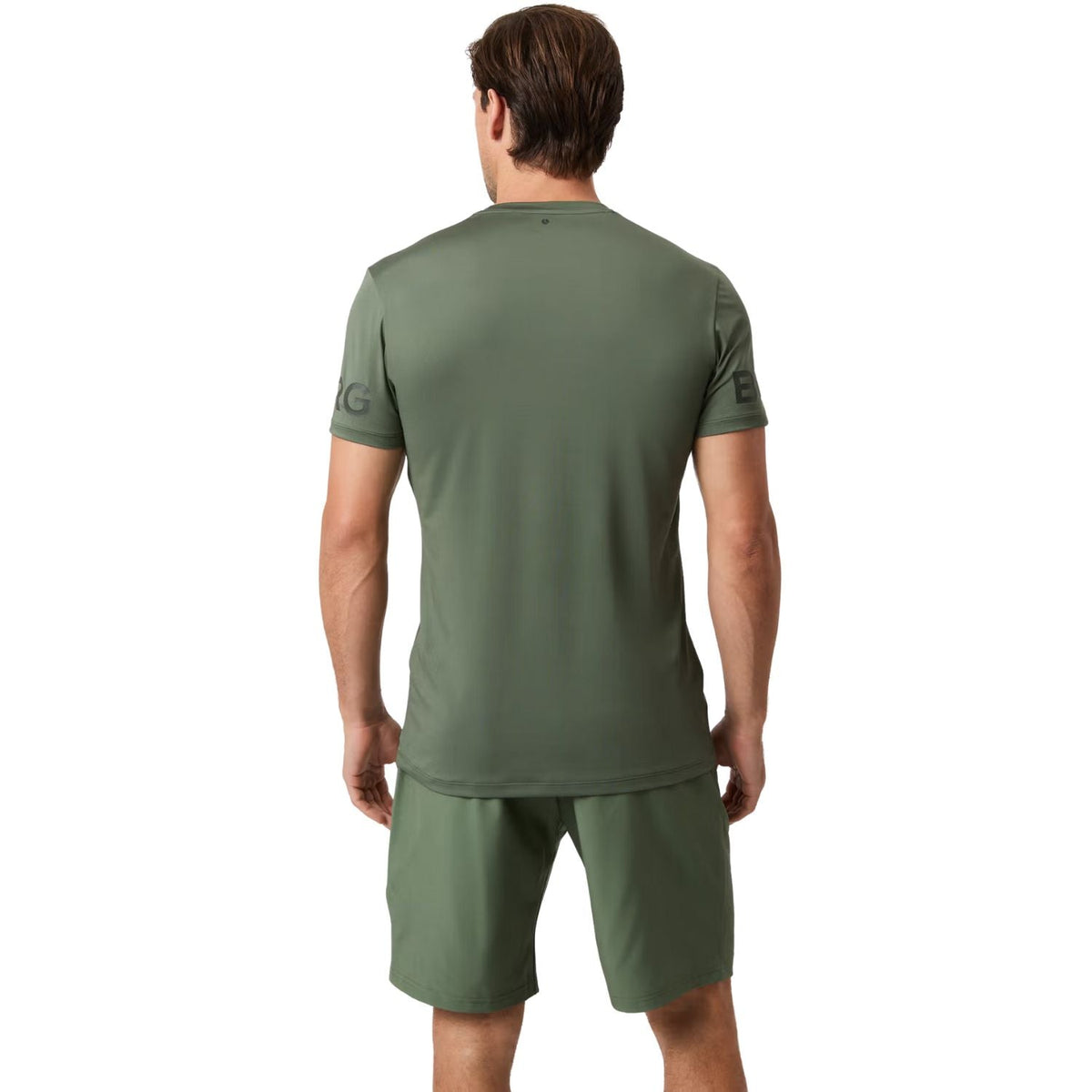 Achterzijde van het olijfgroene Bjorn Borg T-shirt, gedragen door een model