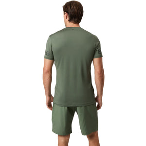 Achterzijde van het olijfgroene Bjorn Borg T-shirt, gedragen door een model