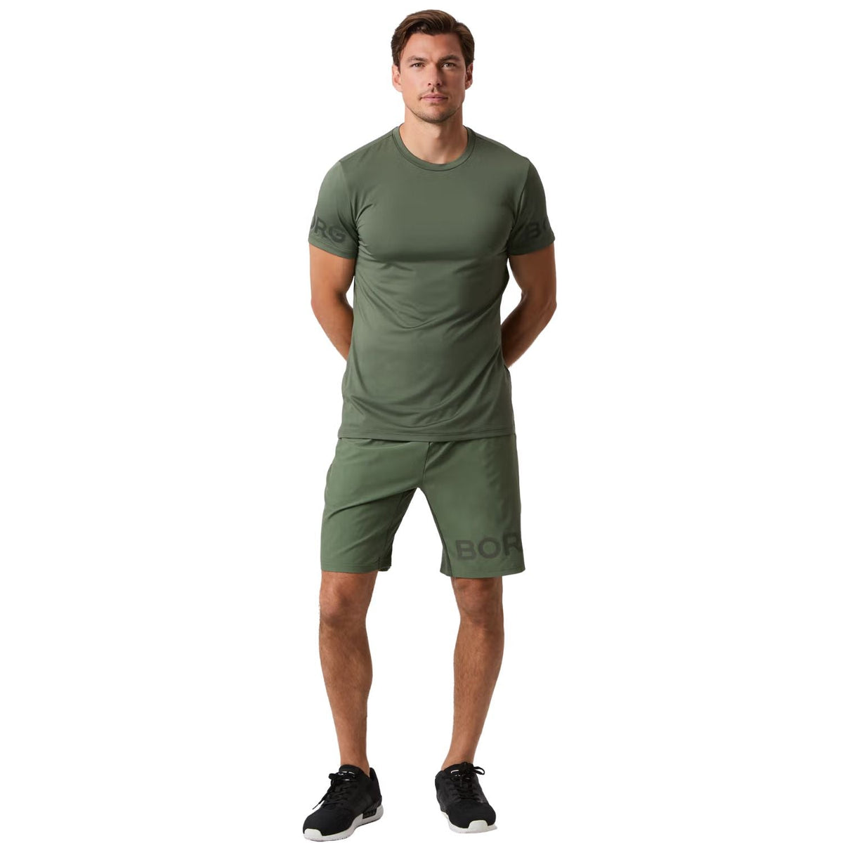 Model draagt het olijfgroene Bjorn Borg T-shirt met bijpassende short