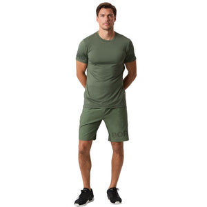 Model draagt het olijfgroene Bjorn Borg T-shirt met bijpassende short