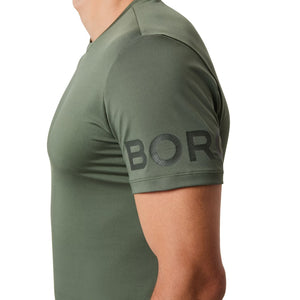 Detail van de BORG-print op de mouw van het olijfgroene Bjorn Borg T-shirt