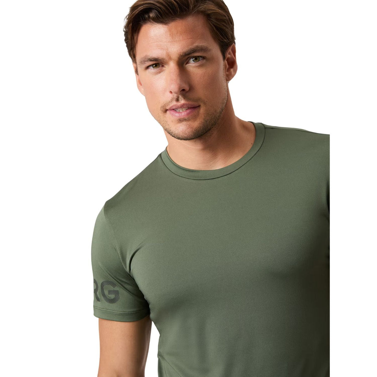 Close-up van het olijfgroene Bjorn Borg T-shirt op het bovenlichaam