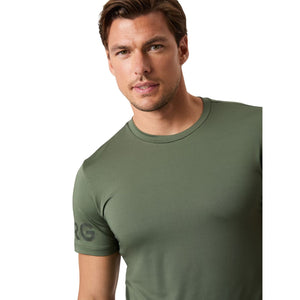 Close-up van het olijfgroene Bjorn Borg T-shirt op het bovenlichaam