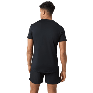 Model draagt het zwarte Bjorn Borg T-shirt, zijaanzicht met zwarte short