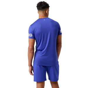 Achterzijde van het blauwpaarse Bjorn Borg T-shirt met bijpassende short