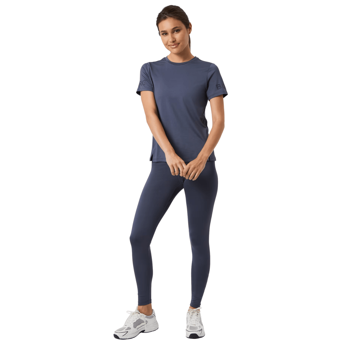 Model draagt het grijsblauwe Bjorn Borg T-shirt met bijpassende legging