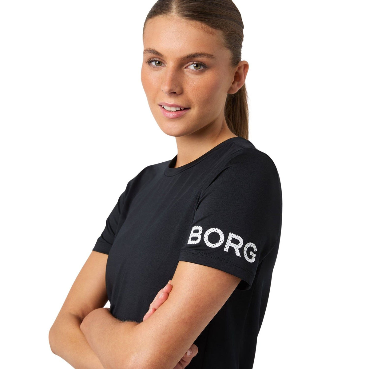 Close-up van de witte BORG-print op de mouw van het zwarte T-shirt