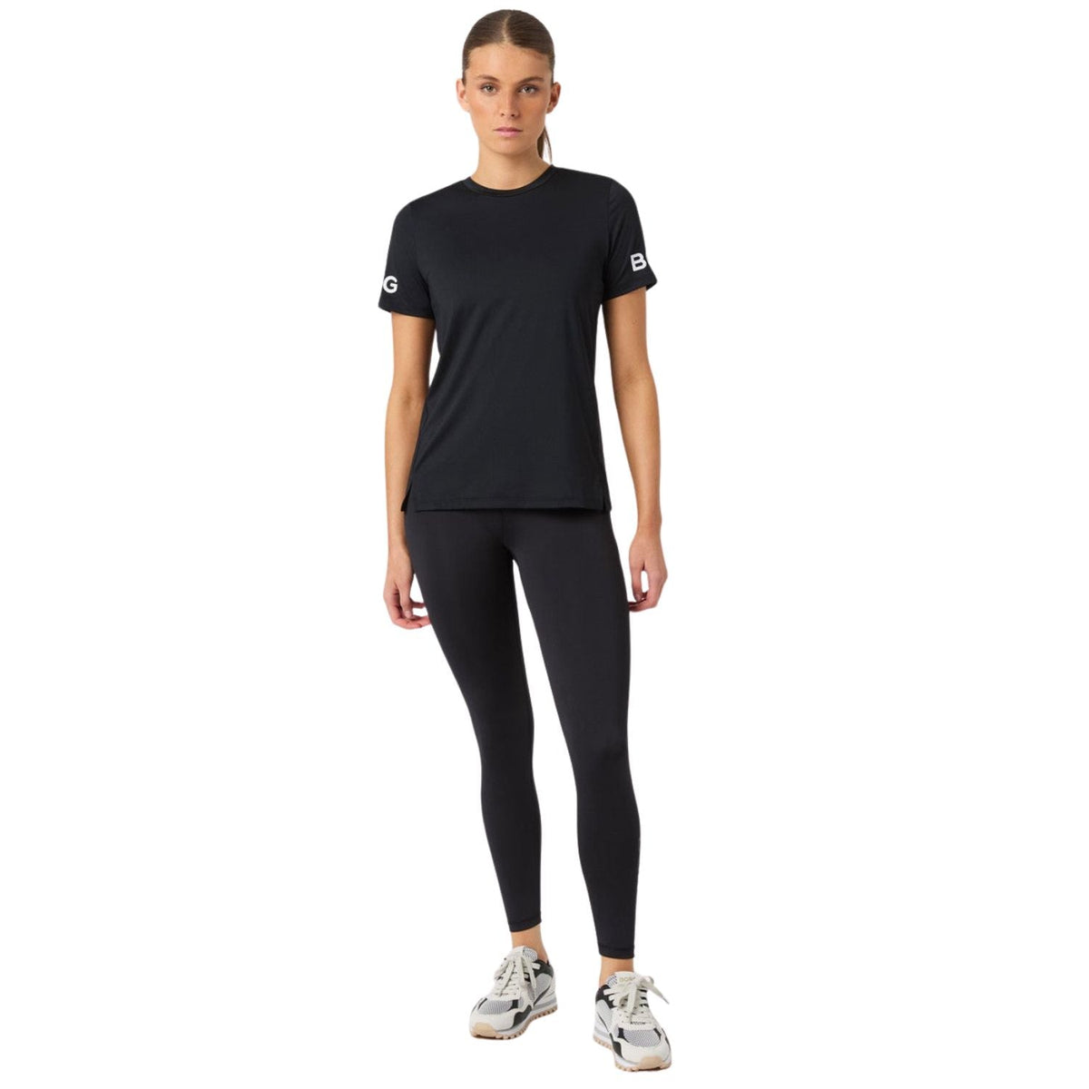 Model draagt het zwarte Bjorn Borg T-shirt met zwarte legging