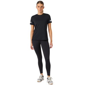 Model draagt het zwarte Bjorn Borg T-shirt met zwarte legging