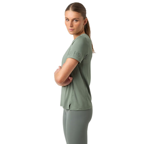 Model draagt het saliegroene Bjorn Borg T-shirt, zijaanzicht met gekruiste armen