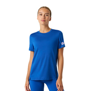 Model draagt het Bjorn Borg T-shirt voor dames in kobaltblauw met legging