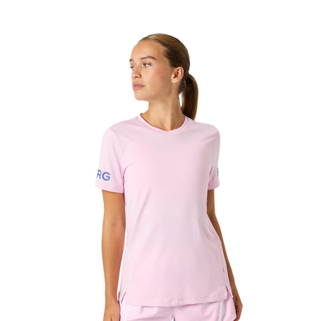Model draagt het Bjorn Borg T-shirt voor dames in lichtroze