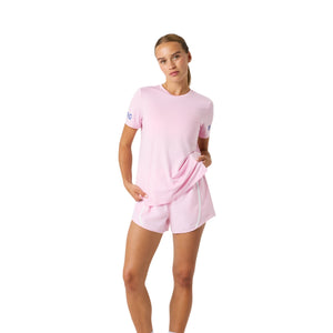 Model ten voeten uit in het lichtroze Bjorn Borg T-shirt en roze short