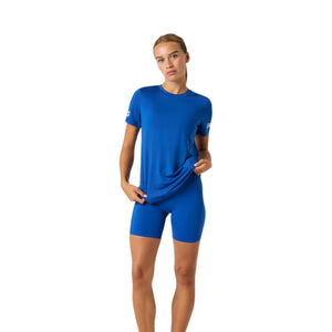 Model ten voeten uit in het blauwe Bjorn Borg T-shirt en fietsbroekje