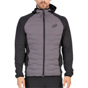 Vista frontale dell’anorak Bullpadel Banir grigio con maniche e cappuccio neri