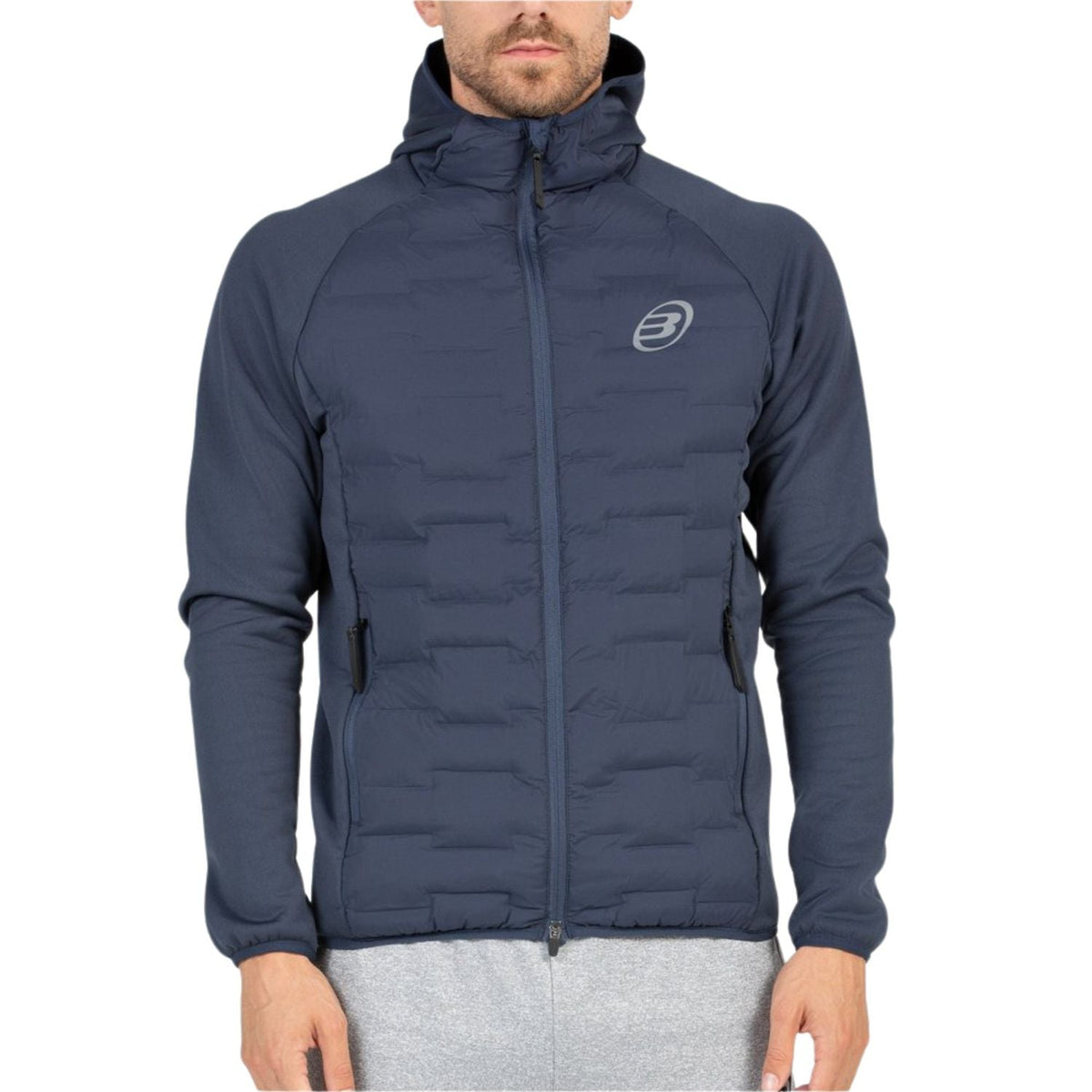 Vooraanzicht van de donkerblauwe Bullpadel Anorak Banir met rits en logo op de borst