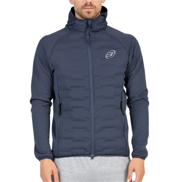 Vooraanzicht van de donkerblauwe Bullpadel Anorak Banir met rits en logo op de borst