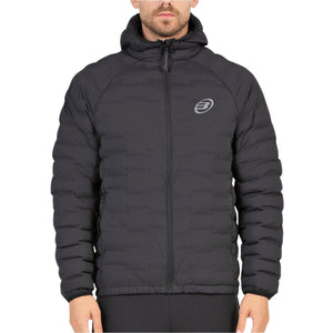 Vooraanzicht van de zwarte Bullpadel Anorak Banzo met rits en logo op de borst