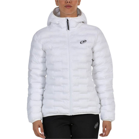 Model draagt de witte Bullpadel Benevi anorak voor dames met capuchon, vooraanzicht