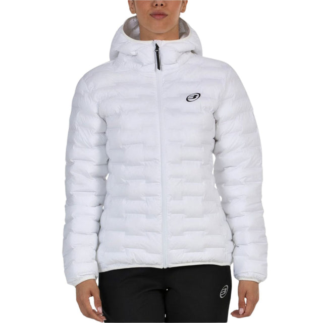 Model draagt de witte Bullpadel Benevi anorak voor dames met capuchon, vooraanzicht