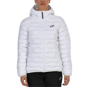 Model draagt de witte Bullpadel Benevi anorak voor dames met capuchon, vooraanzicht