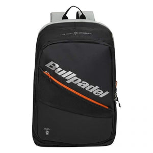 Vooraanzicht van de zwarte Bullpadel Backpack Hack 2026 met oranje diagonale streep.