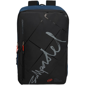 Vooraanzicht van de zwart-donkerblauwe Bullpadel Backpack Ionic 2026 met grijze print.