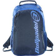 Vooraanzicht van de donkerblauwe Bullpadel Backpack Performance 2025 met blauw logo.