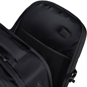 Detail van het geopende laptopvak van de zwarte Bullpadel Tech 2026 rugzak.